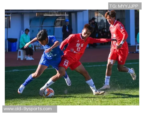 特步杯足球赛激情开赛球迷齐聚共庆足球盛宴展现青春活力与团队精神